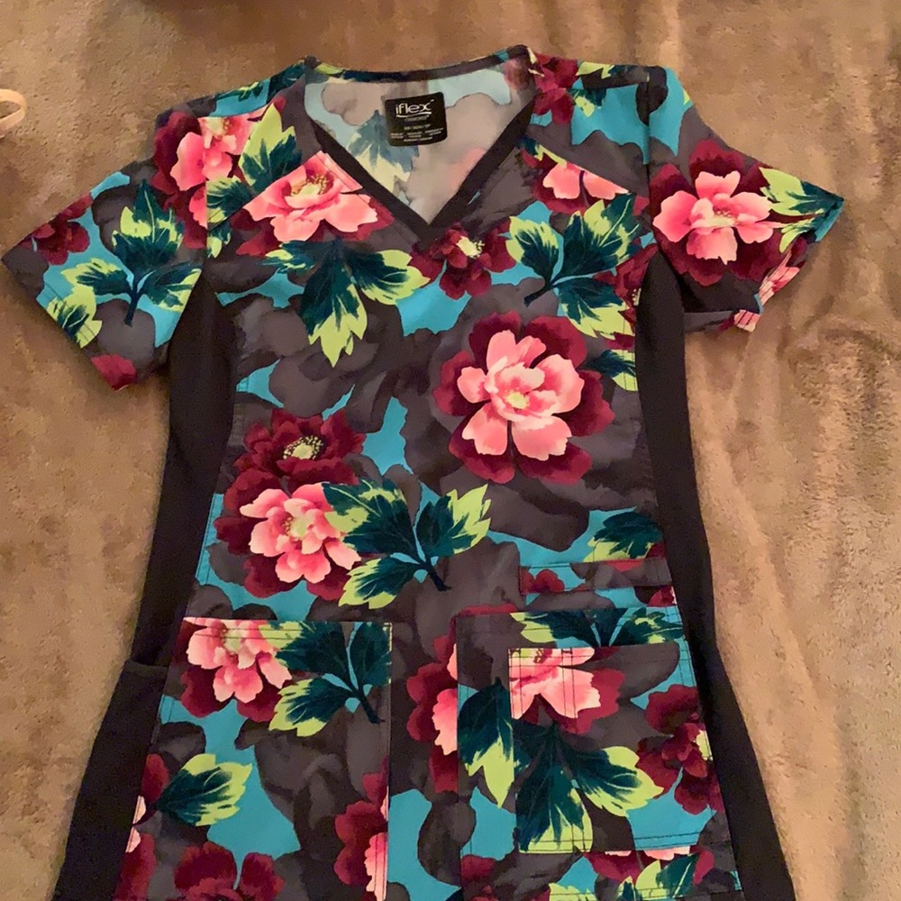 Cherokee iFlex scrub top